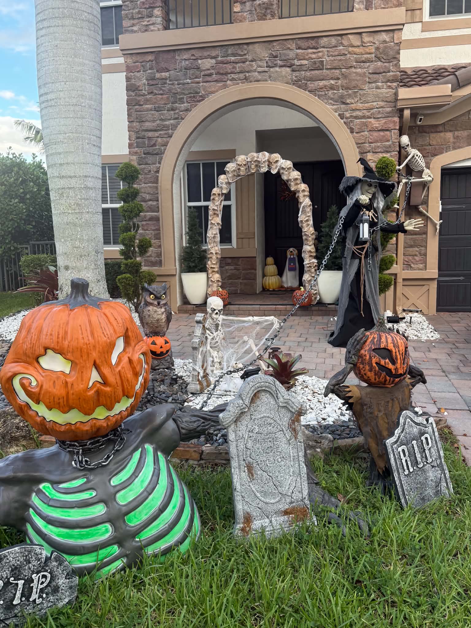 MiraLago Residents Go All Out for Halloween in Neighborhood’s First Decorating Contest 7 MiraLago Residents Go All Out for Halloween in Neighborhood’s First Decorating Contest 4